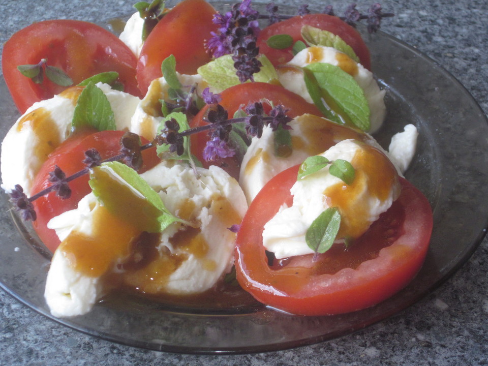 Tomaten - Mozzarella Salat mit Balsamico Dressing von laeticia ...