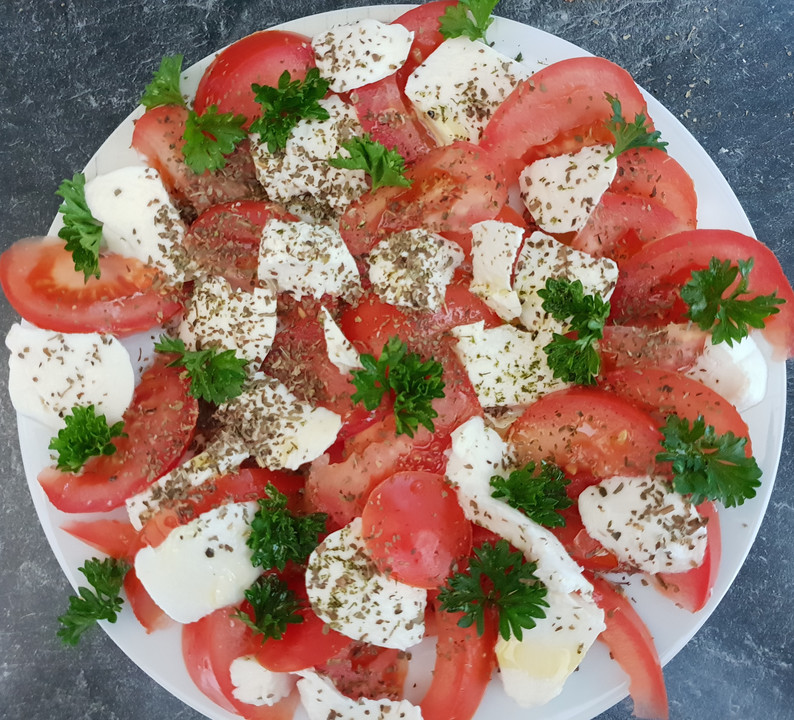 Tomaten - Mozzarella Salat mit Balsamico Dressing von laeticia ...