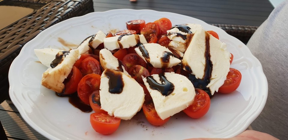 Tomaten - Mozzarella Salat mit Balsamico Dressing von laeticia ...