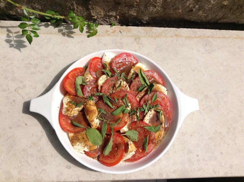 Tomaten - Mozzarella Salat mit Balsamico Dressing von laeticia ...