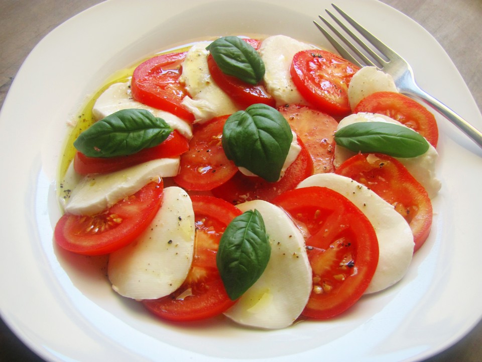 Tomaten - Mozzarella Salat mit Balsamico Dressing von laeticia ...