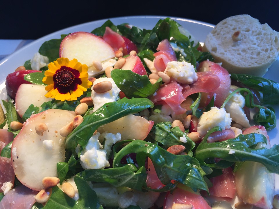 Rucola Salat mit Mozzarella, Pfirsichen, Rohschinken und Honigdressing ...