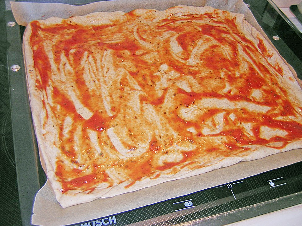 Pizzaboden - dünn und knusprig von skyworrier | Chefkoch.de