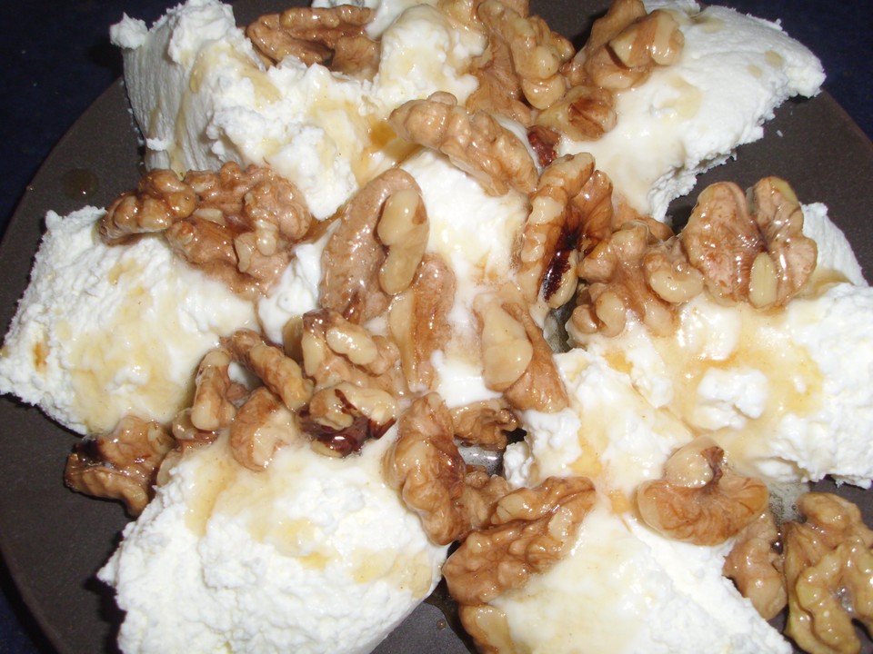 Mousse von griechischem Joghurt mit Honig und Walnüssen von ...