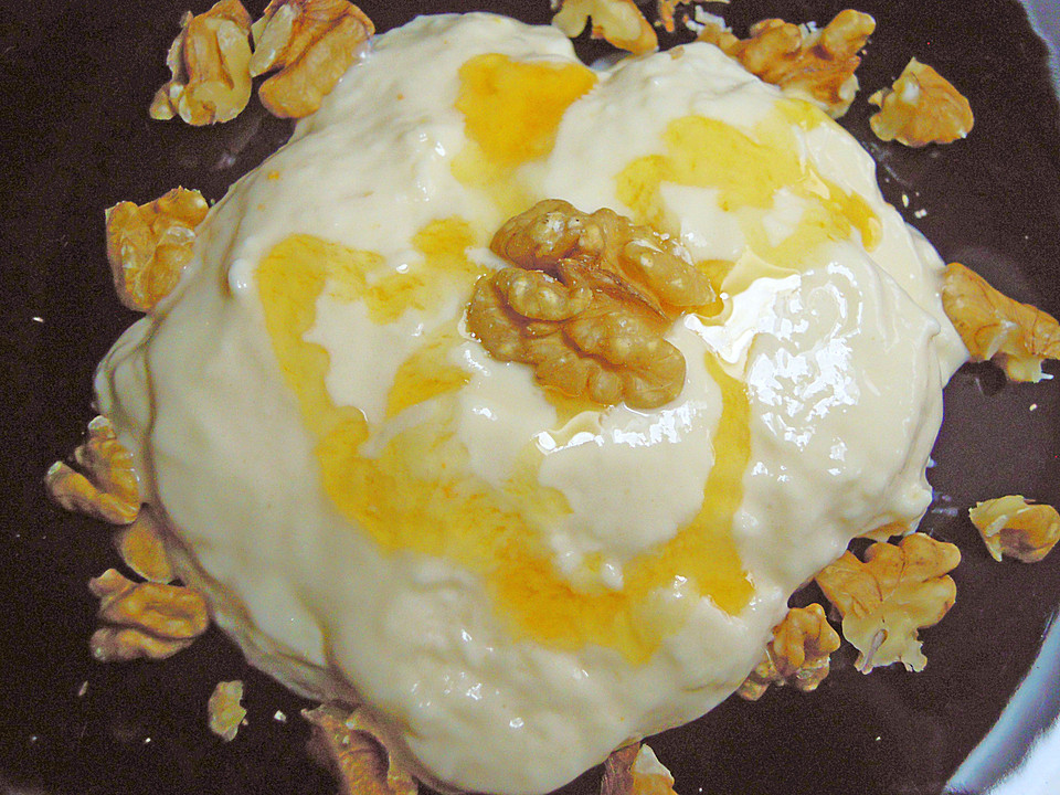 Mousse von griechischem Joghurt mit Honig und Walnüssen von ...