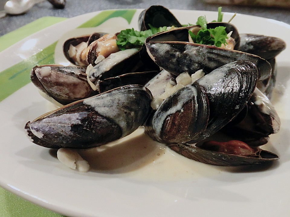 Miesmuscheln mit Knoblauch - Weißwein - Sahnesauce von Jani85 | Chefkoch.de