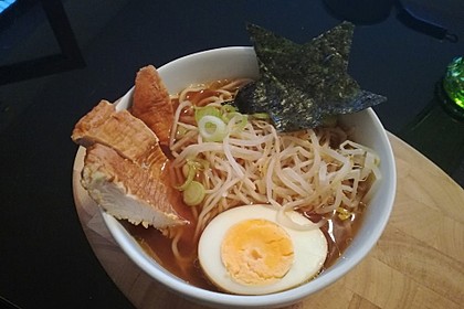 Japanische Nudelsuppe mit Hühnerbrühe und Lende (Ramen) 39