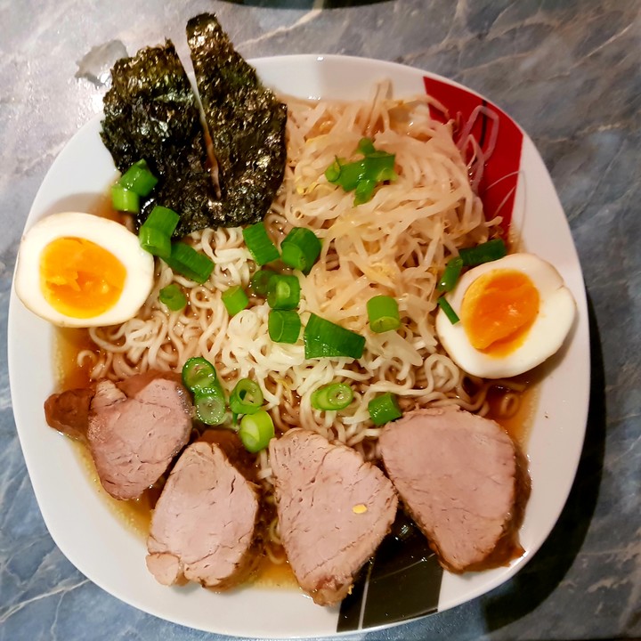 Japanische Nudelsuppe mit Hühnerbrühe und Lende (Ramen) von dynamind ...