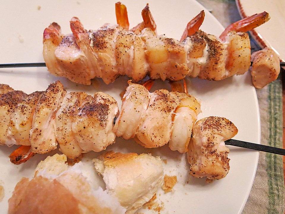 Gegrillter Hühner - Scampi - Spieß mit Tapenade - Toast und Mango ...