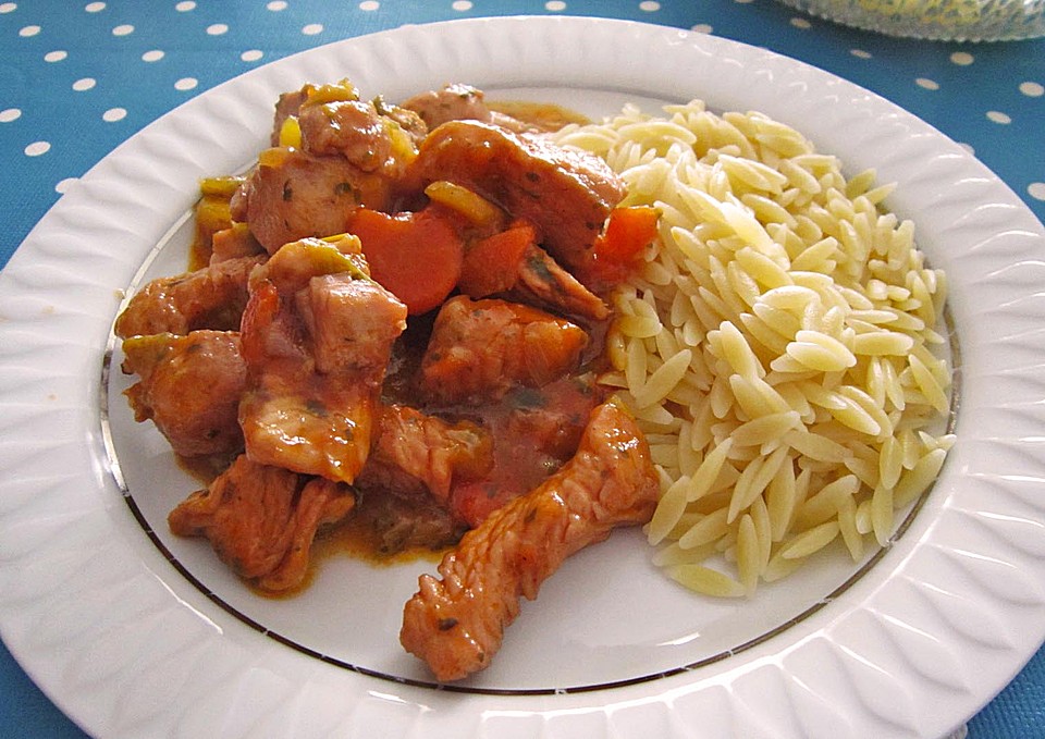 Putengulasch, herzhaft mit Zwiebeln von Kaffeeluder | Chefkoch.de