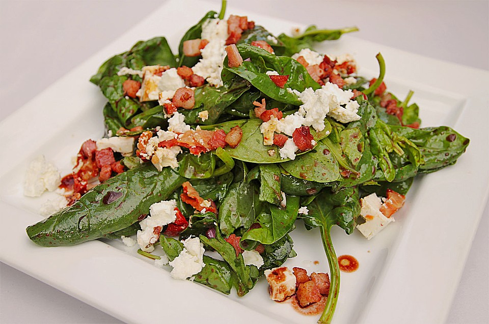 Salat vom Jungen Blattspinat mit Feta und Speck von Stiermädchen ...