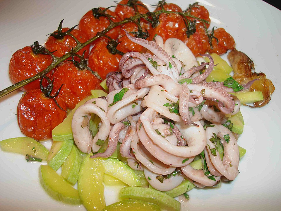 Calamari mit Zucchinigemüse und geschmorten Tomaten von bushcook ...