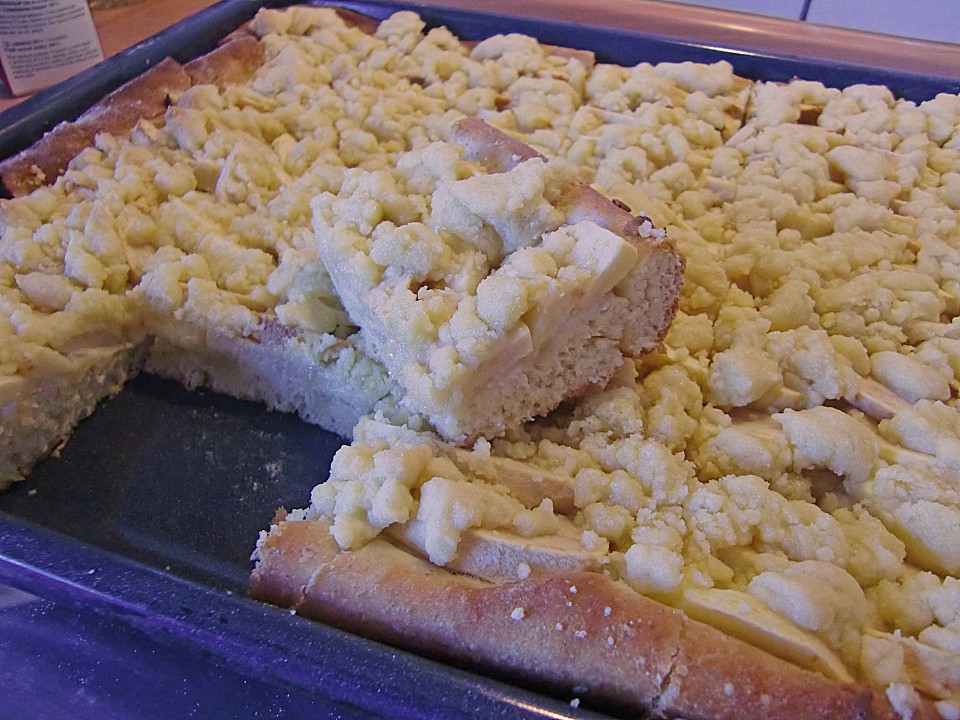 Apfel - Marzipan - Blechkuchen mit Streuseln von Alcar75 | Chefkoch.de