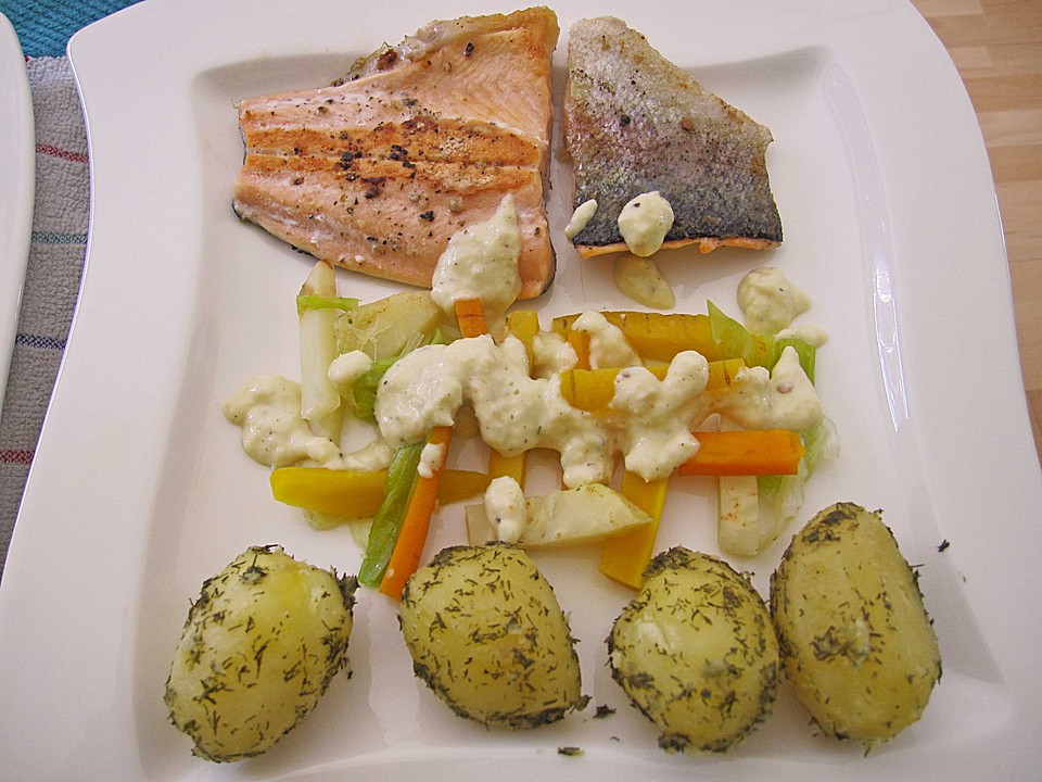 Lachsforelle mit Frankfurter Grüne Sauce und kleinen Schwenkkartoffeln ...