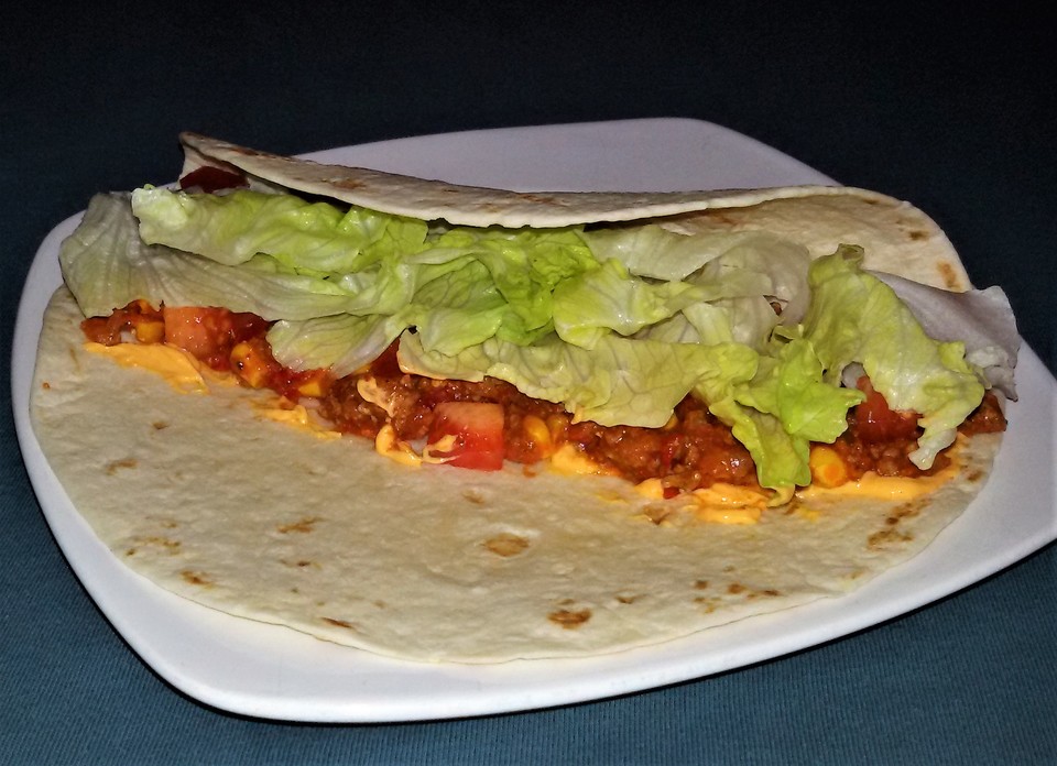 Burrito - Tortilla gefüllt mit Hackfleisch, Mais, Salat und ...