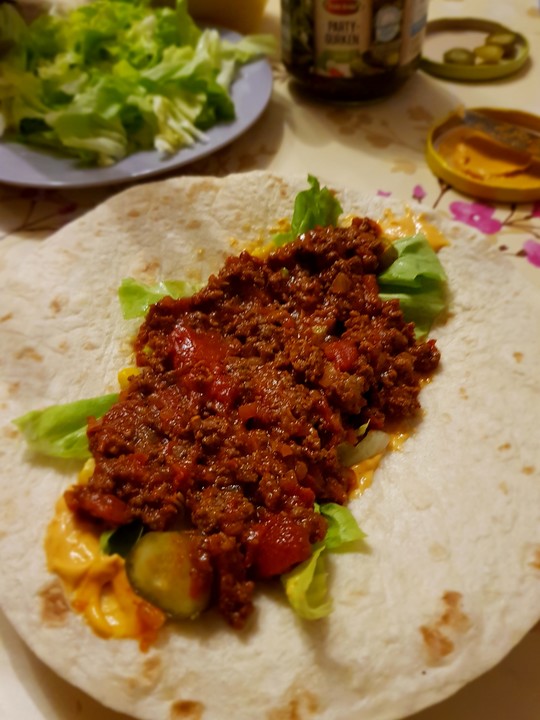 Burrito - Tortilla gefüllt mit Hackfleisch, Mais, Salat und ...