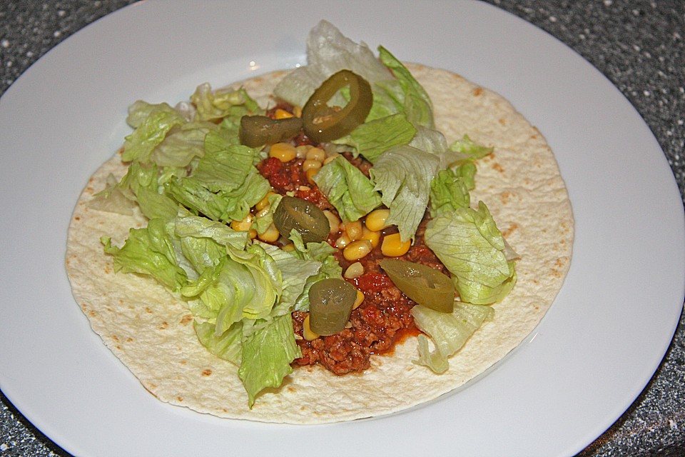 Burrito - Tortilla gefüllt mit Hackfleisch, Mais, Salat und ...