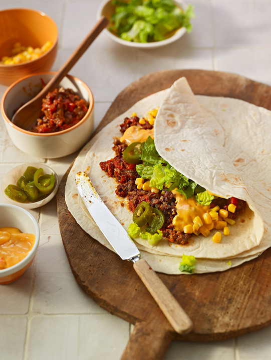 Burrito - Tortilla gefüllt mit Hackfleisch, Mais, Salat und ...