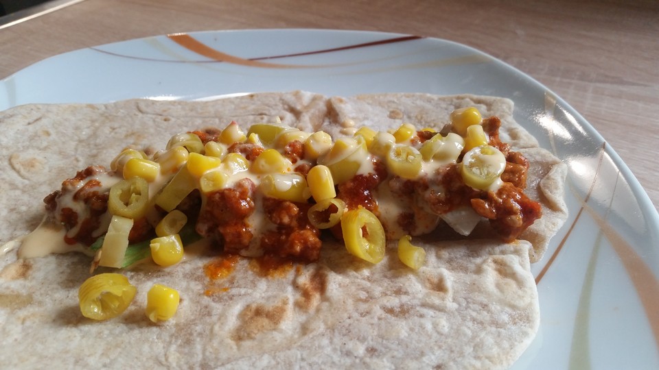 Burrito - Tortilla gefüllt mit Hackfleisch, Mais, Salat und ...