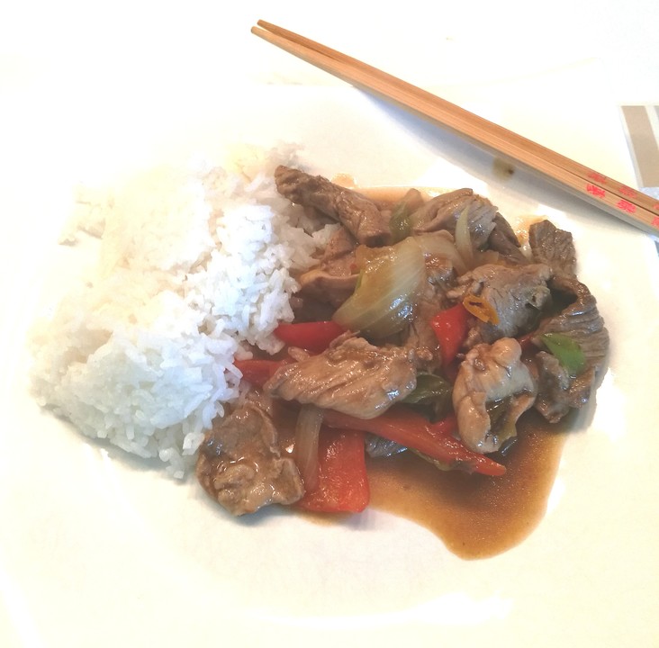 Chinesisches Rindfleisch mit Zwiebeln und Paprika von Koelkast ...