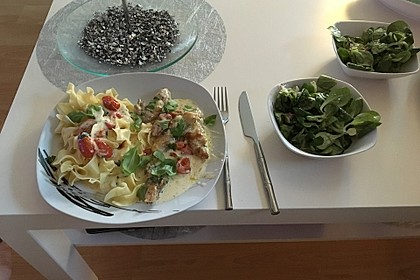 Mozzarella - Hähnchen in Basilikum - Sahnesauce 145