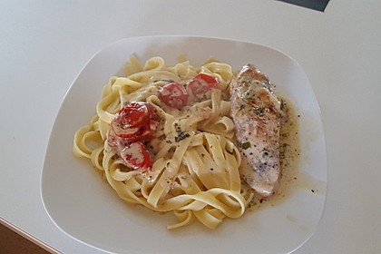 Mozzarella - Hähnchen in Basilikum - Sahnesauce 79