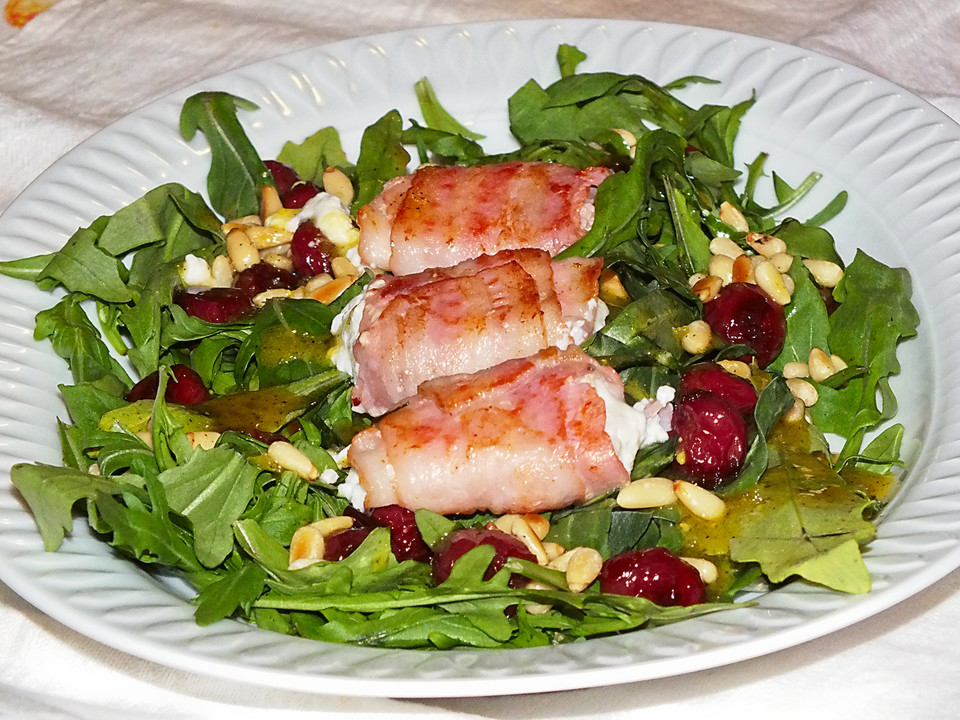 Roter Mangold und Rucola mit gebratenem Ziegenkäse, Cranberries und ...