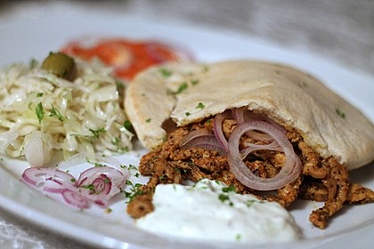 Roros Gyros im Fladenbrot mit Tzatzki, Zwiebeln und Krautsalat 1