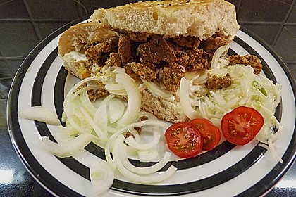 Roros Gyros im Fladenbrot mit Tzatzki, Zwiebeln und Krautsalat 3