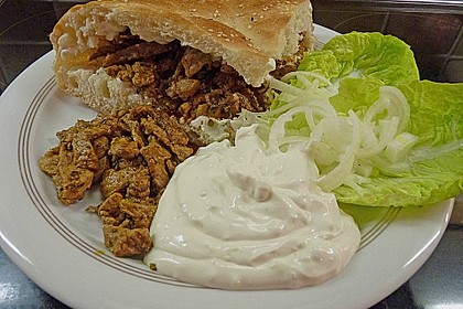 Roros Gyros im Fladenbrot mit Tzatzki, Zwiebeln und Krautsalat 2