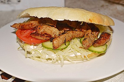 Roros Gyros im Fladenbrot mit Tzatzki, Zwiebeln und Krautsalat 4