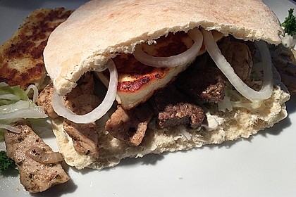 Roros Gyros im Fladenbrot mit Tzatzki, Zwiebeln und Krautsalat 10