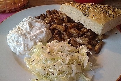 Roros Gyros im Fladenbrot mit Tzatzki, Zwiebeln und Krautsalat 5
