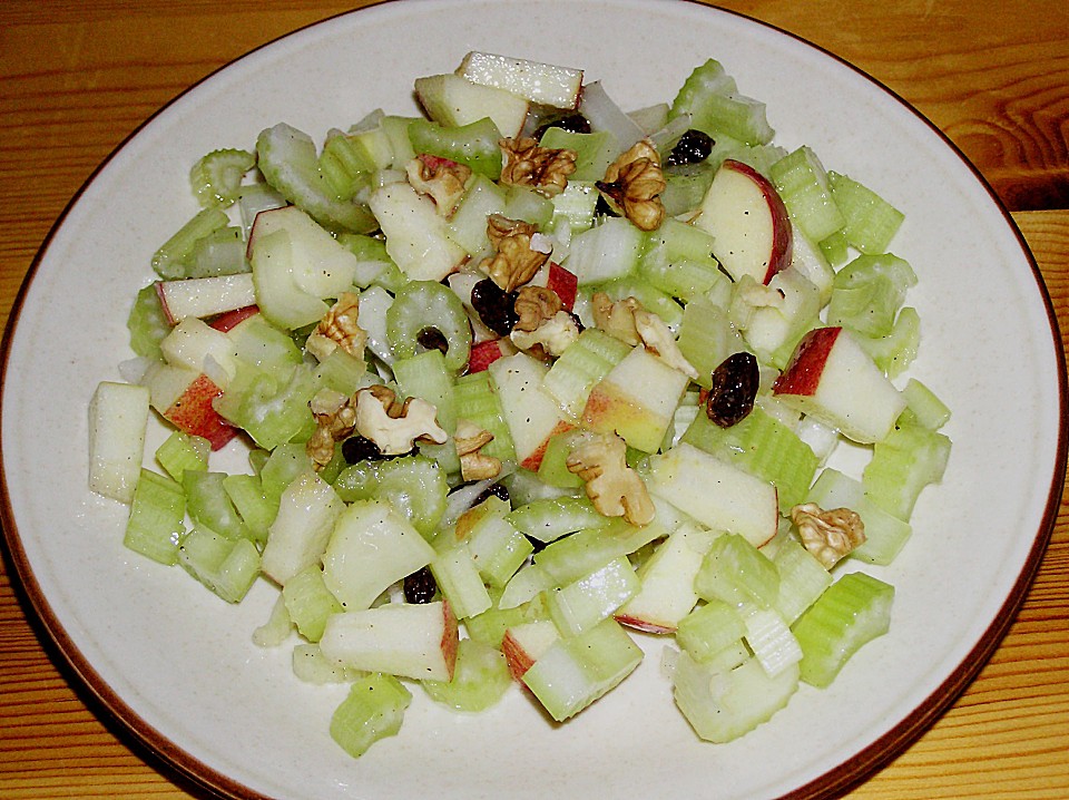 Salat vom Stangensellerie mit Nüssen und Äpfeln von Fleurance | Chefkoch.de