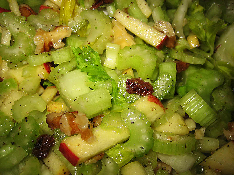 Salat vom Stangensellerie mit Nüssen und Äpfeln von Fleurance | Chefkoch.de