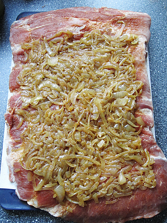 Gefüllter Schweinebraten (Schweinerollbraten) nach Art eines ...