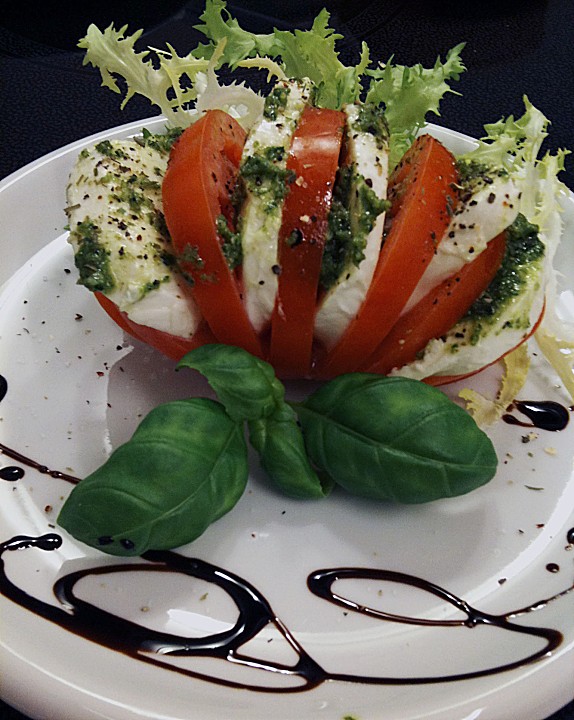 Tomaten - Mozzarella mit Pesto und Rucola von momos_foodmadness ...