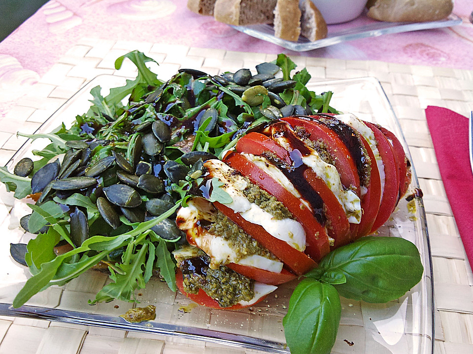 Tomaten - Mozzarella mit Pesto und Rucola von momos_foodmadness ...