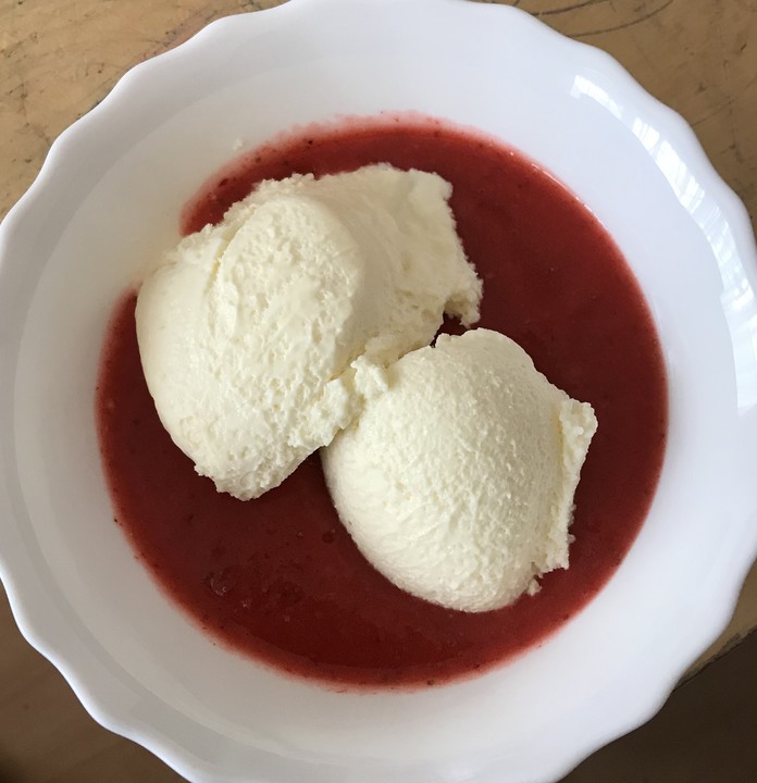 Mousse mit weißer Schokolade und Erdbeerpüree von Pumpkin-Pie | Chefkoch.de