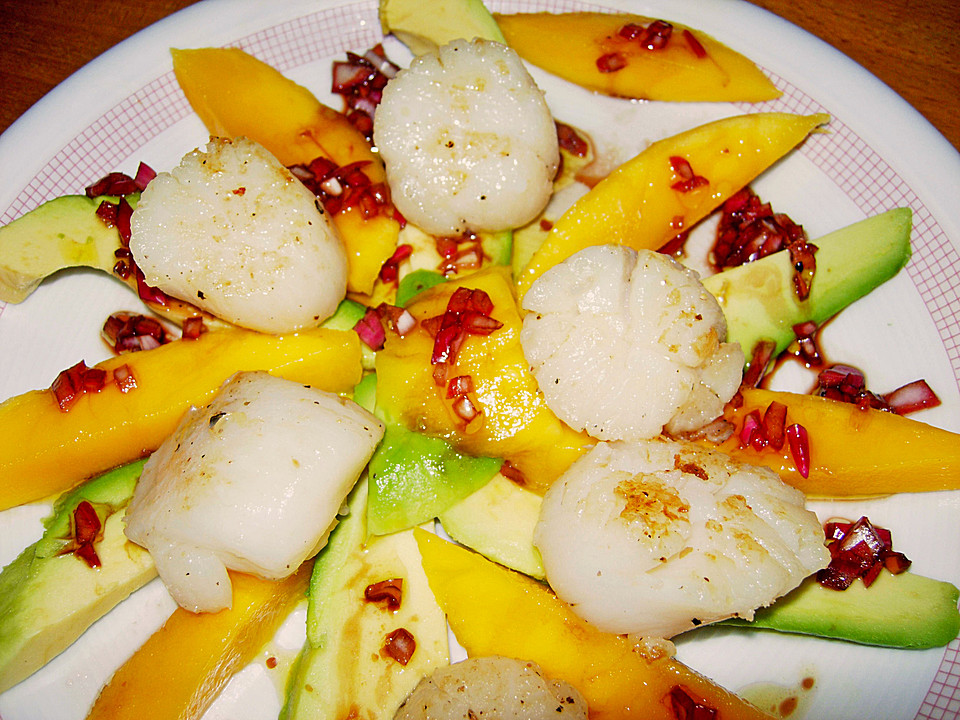 Jakobsmuscheln auf Avocado - Mango - Salat mit Zwiebelvinaigrette von ...