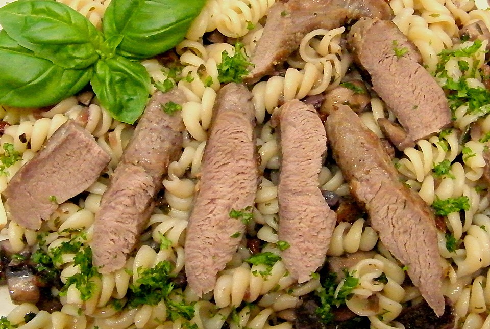 Nudeln mit Steinpilzsoße und Lamm von pralinchen | Chefkoch.de