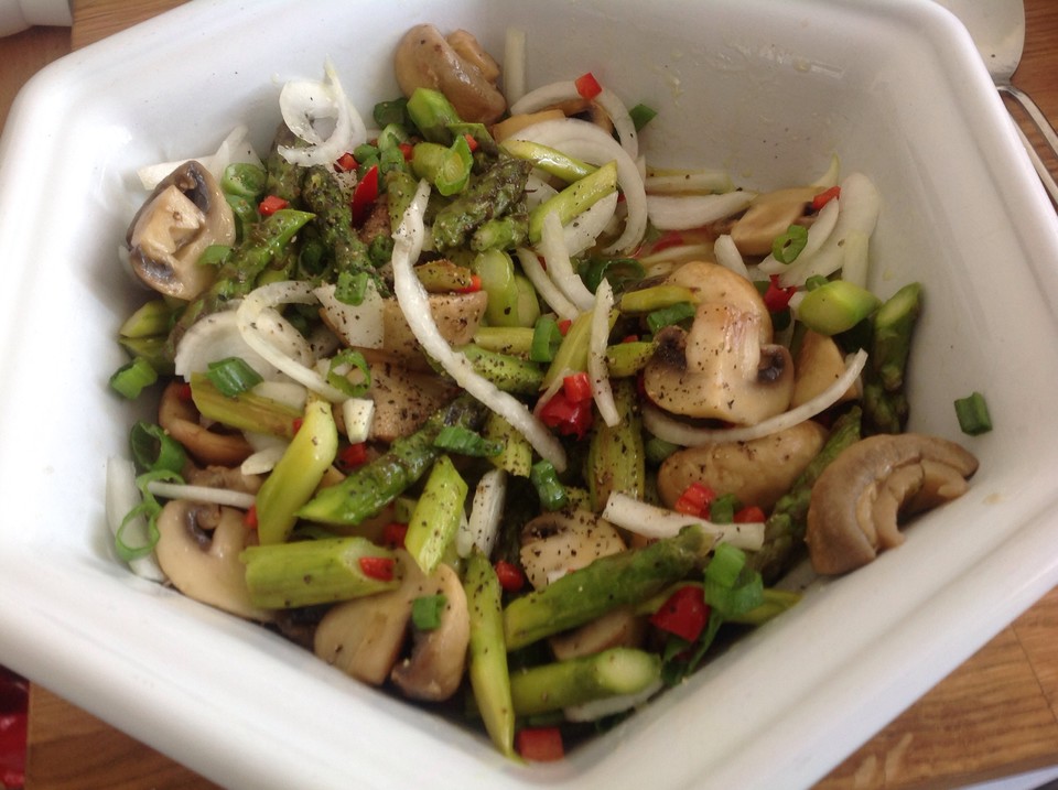 Salat von gebratenem grünen Spargel mit Champignons von ManuGro ...