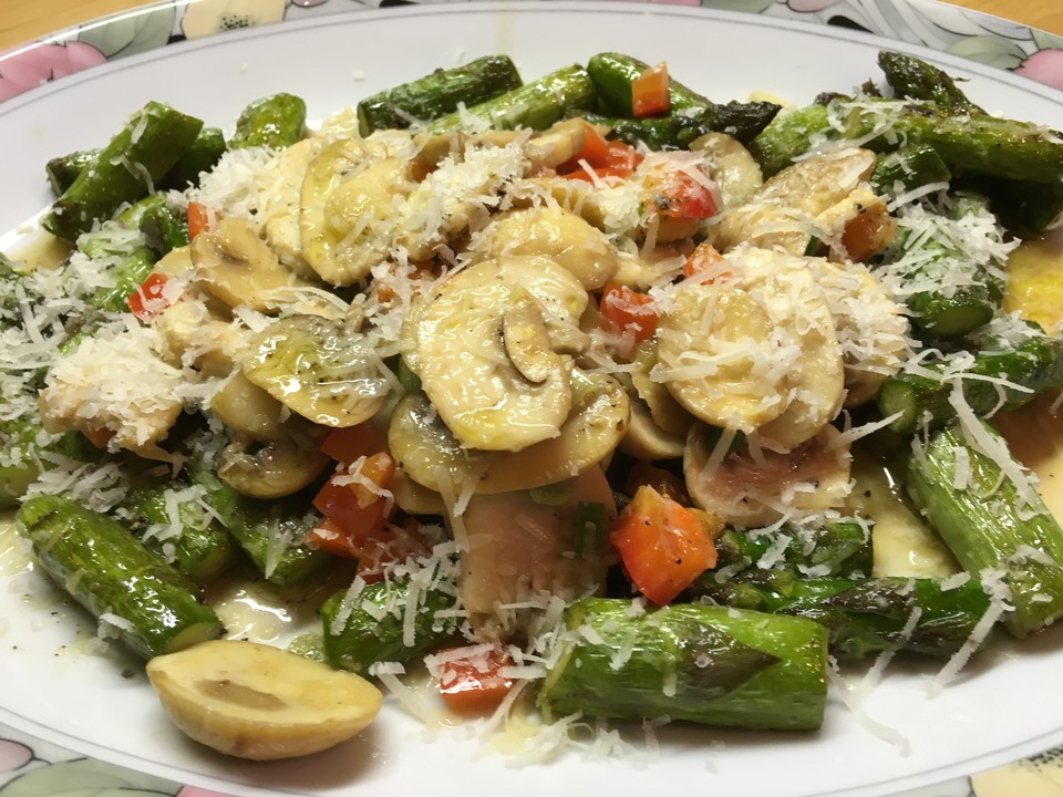 Salat von gebratenem grünen Spargel mit Champignons von ManuGro ...
