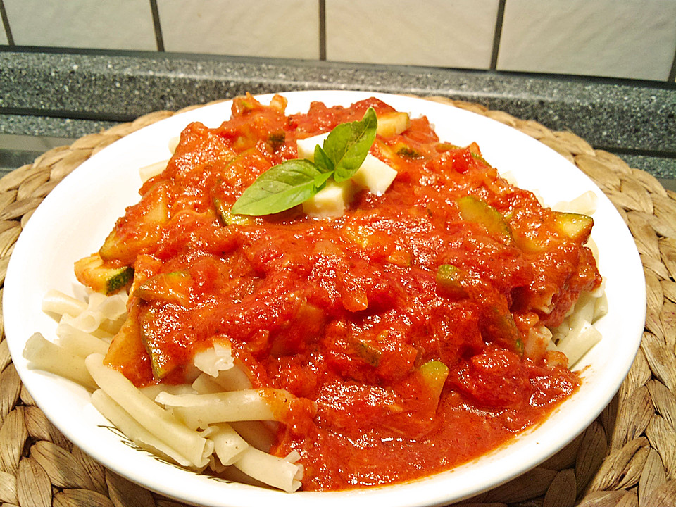 Penne mit Tomaten-Zucchini-Schafskäse Sauce von tiggerib | Chefkoch.de