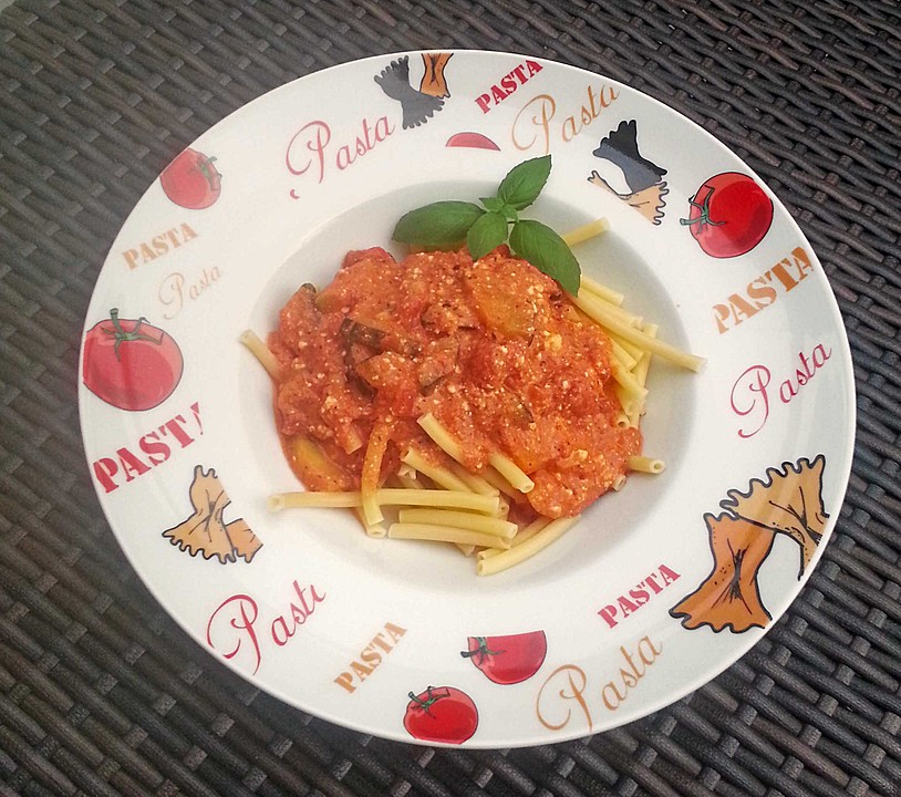 Penne mit Tomaten-Zucchini-Schafskäse Sauce von tiggerib | Chefkoch.de