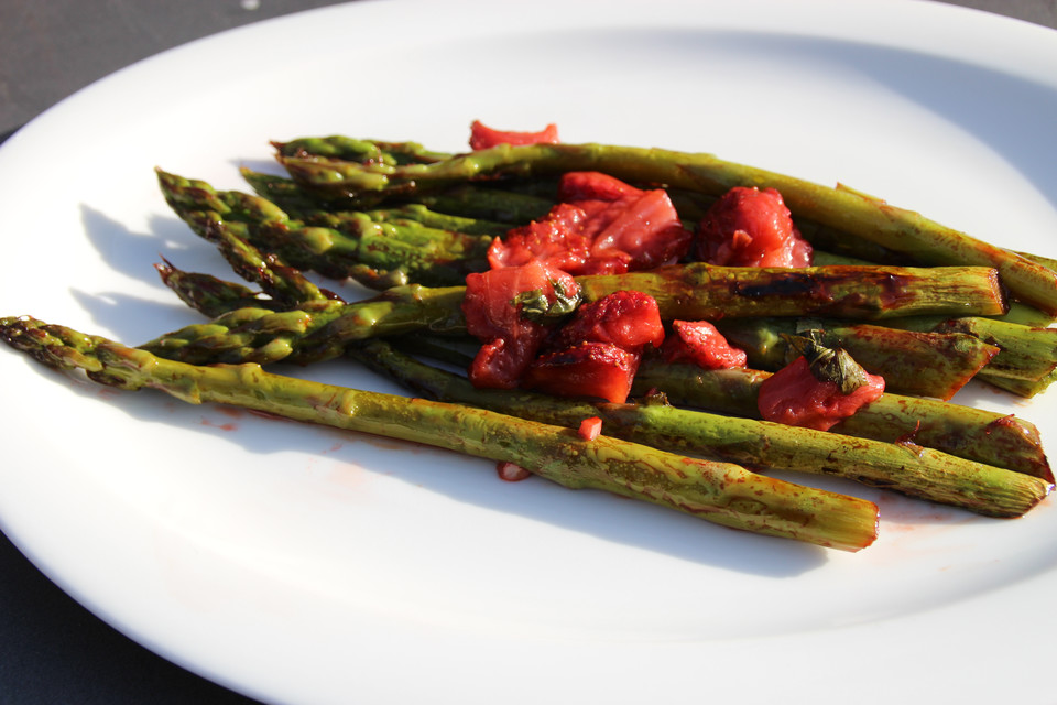 Gr ner Spargel Mit Erdbeeren Gegrillt Von Gs pe Chefkoch de Gr ner Spargel Mit Erdbeeren Gegrillt Von Gs pe Chefkoch de