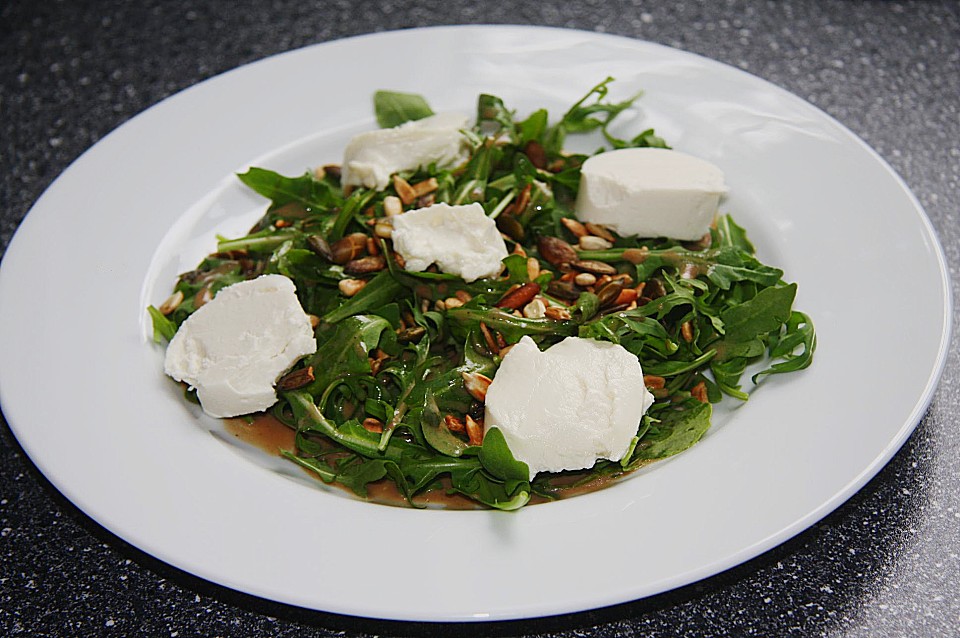 Rucola mit Ziegenfrischkäse und gerösteten Pinien-, Sonnenblumen- und ...