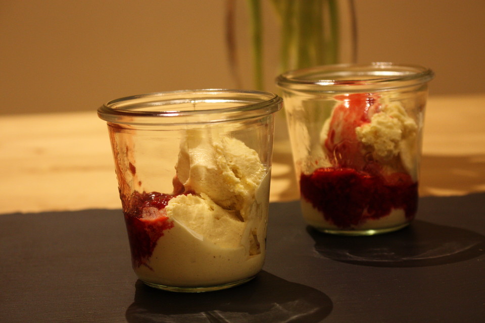 Vanilleeis mit heißen Himbeeren von Teddy01969 | Chefkoch.de