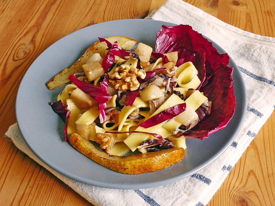 Pasta mit Gorgonzolasauce Birnen, Radicchio und Walnüssen von TomKaGai ...