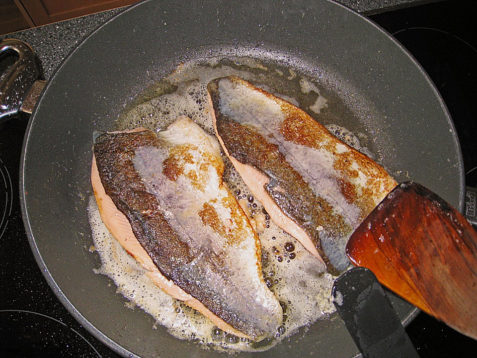 Lachsforellenfilet mit einer Dill-Kresse Soße von Robert_3 | Chefkoch.de